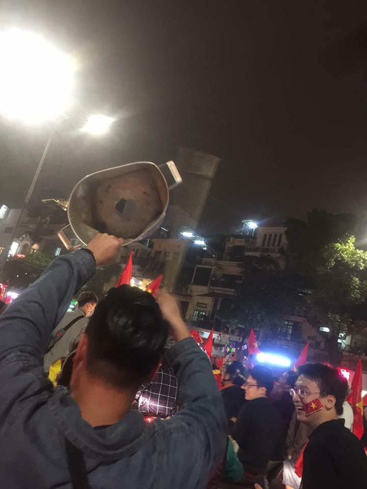 Cư dân mạng kiểm kê thiệt hại về xoong chảo sau đêm ăn mừng chiến thắng của U23 Việt Nam Cư dân mạng kiểm kê thiệt hại về xoong chảo sau đêm ăn mừng chiến thắng của U23 Việt Nam